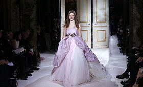 Auk&scaron;toji mada visu gražumu: Giambattistos Valli suknelių kolekcija