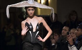Lady Gagos dizaineris pristatė impozanti&scaron;ką skrybėlaičių kolekciją