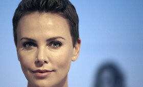Charlize Theron Davose pelnė apdovanojimą už kovą prie&scaron; AIDS
