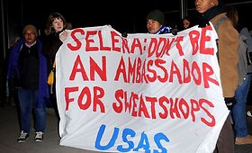 &bdquo;Adidas&ldquo; kolekciją pristačiusią Seleną Gomez nutraukė įsiveržę protestuotojai