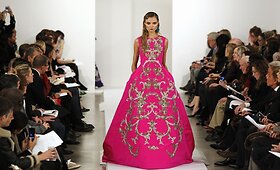 Oscaras de la Renta ir Vera Wang Niujorke pristatė puikias kolekcijas moterims