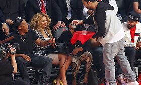 Beyonce ir Jay-Z linksminosi &bdquo;Visų žvaigždžių&ldquo; krep&scaron;inio &scaron;ou
