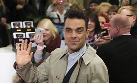 Robbie Williamsas vyri&scaron;ką drabužių kolekciją dedikavo savo seneliui