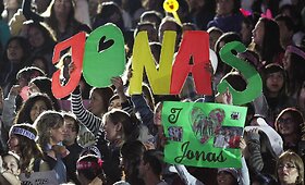 &bdquo;Jonas Brothers&ldquo; koncertas gerbėjoms kėlė isteriją ir euforiją 
