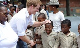 Princas Harry Lesote linksmai bendravo su vaikais