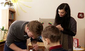 Justinas Lapatinskas su drauge Migle lankėsi vaikų namuose