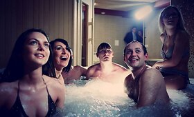 &bdquo;Žvaigždžių duetų&ldquo; mediumas: linksmybės, nuogybės ir audringi &scaron;okiai iki ryto