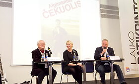 Vilniaus knygų mugėje Algimantas Čekuolis pristatė savo knygą &bdquo;Generolo Sena Karvė istorija&ldquo;