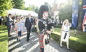 Didžiosios Britanijos ambasadoje Vilniuje &scaron;venti&scaron;kai paminėtas 89-asis karalienės Elizabeth II gimtadienis