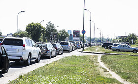 Kilometrinė eilė į Kur&scaron;ių Neriją. I&scaron;tro&scaron;kusiems dalinamas nemokamas vanduo