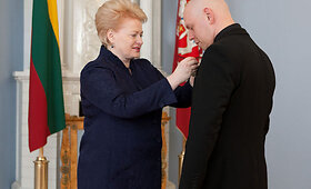 Prezidentė Dalia Grybauskaitė įteikė valstybinį apdovanojimą Gabrieliui Liaudanskui-Svarui
