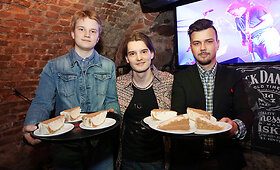 Naujų dainų pristatymą pagardino pyragu