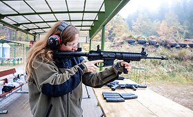 Giraitės ginkluotės gamykloje surinktų automatinių ginklų pristatymas