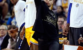 Stephenas Curry rungtynes stebėjo nuo suolo