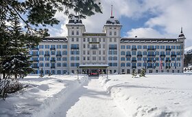 Prabangiame &Scaron;veicarijos slidinėjimo kurorte &ndash; COVID-19 atmainos protrūkis, &scaron;imtai žmonių karantinuoti