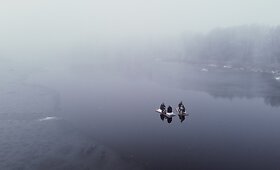 Vaikinų pramogos žiemą - erdvus iglu ir plaustai ant beuž&scaron;ąlančio tvenkinio