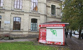 Trečiadienio rytą automobilis Vilniuje rėžėsi į spaudos kioską