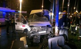 Nesuvaldytas mikroautobusas antradienio vakarą Vilniuje rėžėsi į stulpą