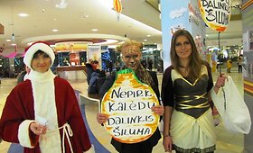 Jaunimas prekybos centre skatino nepirkti Kalėdų