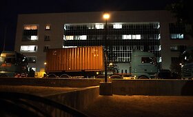 Sunkvežimiai gabena tonas naujų eurų į Kipro bankus