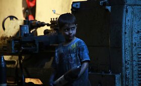 Prarasta vaikystė: &bdquo;Reuters&ldquo; įamžintose nuotraukose &ndash; de&scaron;imtmečio siro kasdienybė ginklų gamykloje