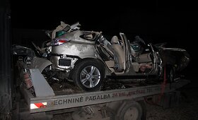 Pusiaukelėje tarp Panevėžio ir Pasvalio kaktomu&scaron;a susidūrus vilkikui ir &bdquo;Lexus&ldquo; žuvo Biržų klebonas