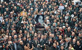 Po ilgų metų tylos Turkijos moterys kyla į kovą su priespauda