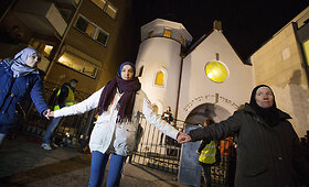 Norvegijos musulmonai gyva grandine apsupo Oslo sinagogą