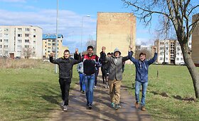 &Scaron;alčininkų jaunimas nuvalė vandalų paliktus užra&scaron;us &bdquo;Lenkai lauk i&scaron; Lietuvos&ldquo;