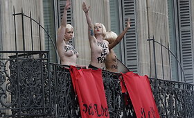 Pusnuogės &bdquo;Femen&ldquo; aktyvistės sutrikdė Prancūzijos ultrade&scaron;iniųjų lyderės Marine Le Pen kalbą Paryžiuje