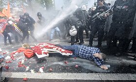 Turkijos policija a&scaron;arinėmis dujomis ir vandens patrankomis vaikė demonstracijų dalyvius