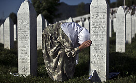 De&scaron;imtys tūkstančių žmonių susirinko į Srebrenicos žudynių 20-ųjų metinių minėjimą