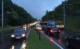 Po smarkios liūties Vilniuje &ndash; spąstai vairuotojams Narbuto gatvėje