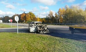 Kelyje &bdquo;Via Baltica&ldquo; užsidegė automobilis &ndash; i&scaron; jo liko laužo krūva