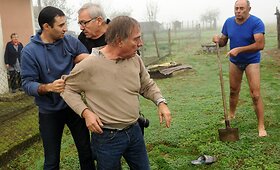 Prancūzas ūkininkas pauk&scaron;čių aktyvistus vaikė su kastuvu