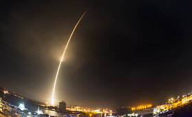 Istorinis žingsnis: &bdquo;SpaceX&ldquo; sėkmingai vertikaliai nuleido raketą