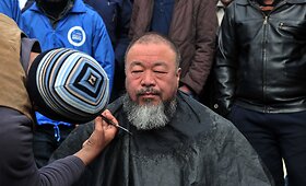Ai Weiwei pasinaudojo migranto kirpėjo paslaugomis Graikijos pasienio stovykloje