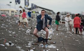 &bdquo;Ponių diena&ldquo; žirgų lenktynėse Anglijoje &ndash; vulgarumo fiesta