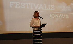 Kino festivalį &bdquo;Sidabrinės gervės naktys&ldquo; Jonavoje sugadino kelios de&scaron;imtys jaunuolių