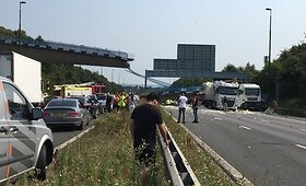 Anglijos autostradoje sugriuvo tiltas