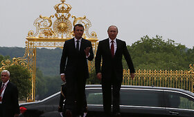 Emmanuelis Macronas susitinka su Vladimiru Putinu