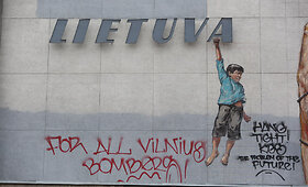 Kino teatrą &bdquo;Lietuva&ldquo; Vilniuje papuo&scaron;ęs tapybos darbas nuniokotas grafičių pie&scaron;ėjų