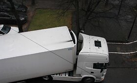 Į medį atsirėmė vilkikas &bdquo;Scania&ldquo; 