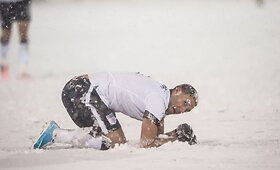 JAV ir Kosta Rikos rinktinėms futbolą teko žaisti gausiai sningant.
