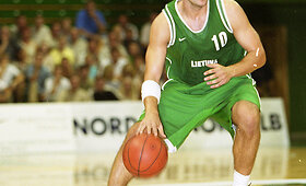 Istorinės nuotraukos: Lietuvos krep&scaron;inio rinktinė prie&scaron; pergalingą Europos čempionatą 2003-aisiais