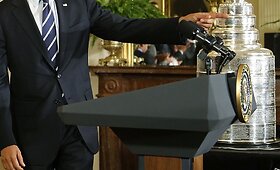 Barackas Obama Baltuosiuose rūmuose priėmė &bdquo;Blackhawks&ldquo; ledo ritulininkus