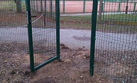 Vandalų niokojamas regbio stadionas &Scaron;iauliuose