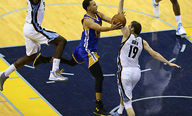 &bdquo;Warriors&ldquo; įveikė &bdquo;Grizzlies&ldquo; ketvirtose serijos rungtynėse