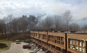 Per Vilniuje kilusį gaisrą kilę dūmai užtvindė netoliese esančią mokyklą ir darželį