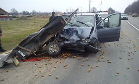 Netoli Kačerginės automobilis trenkėsi į kito automobilio priekabą, kelyje pabiro bulvės
